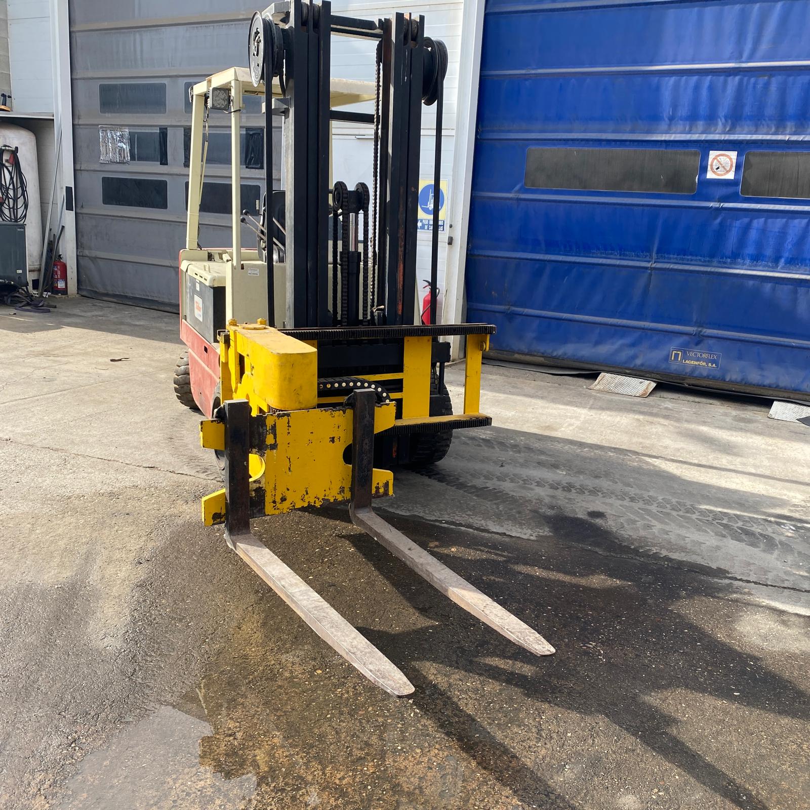 Carretilla elevadora eléctrica Nissan U01L15CU2 – 1500 kg con desplazador de horquillas - Imagen 5