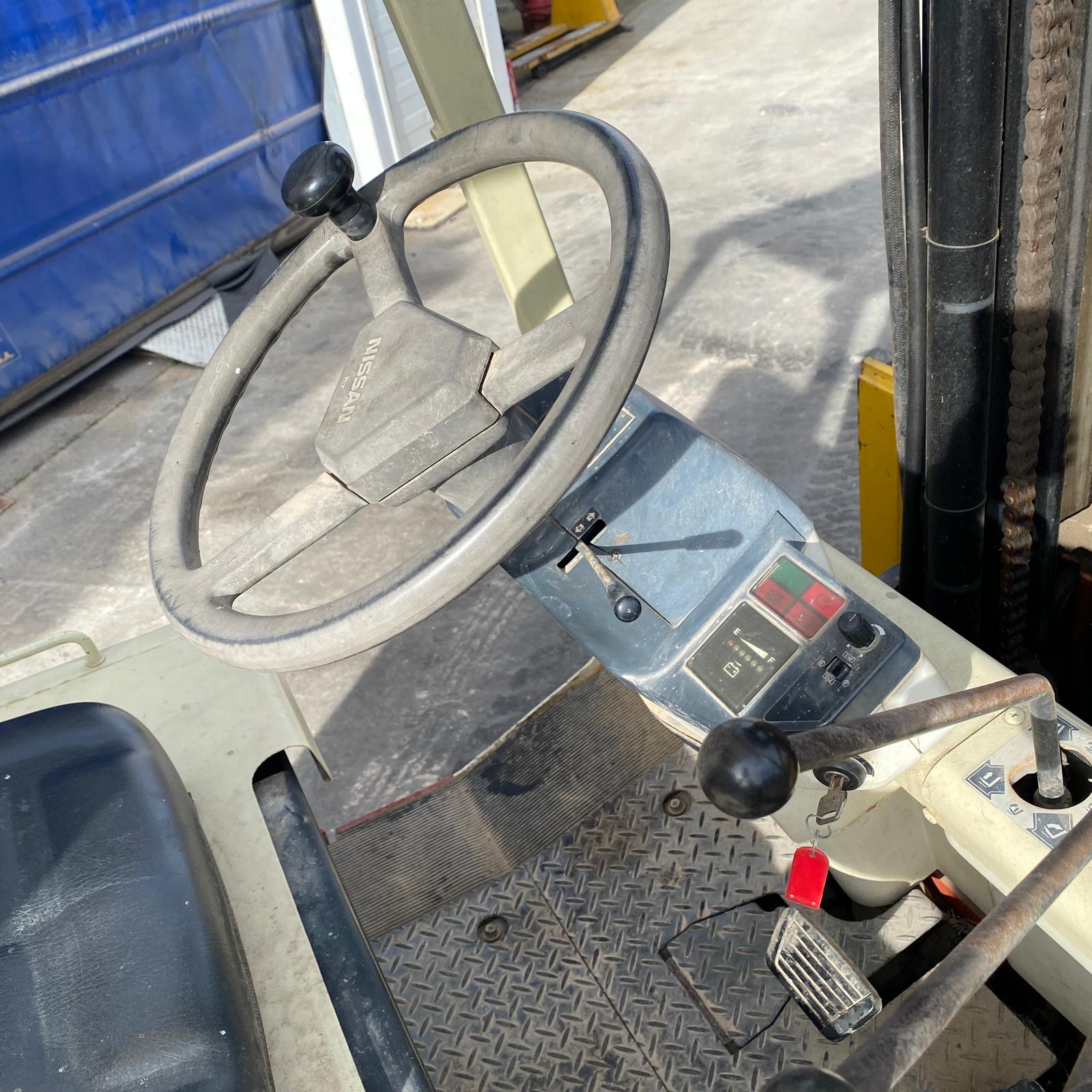 Carretilla elevadora eléctrica Nissan U01L15CU2 – 1500 kg con desplazador de horquillas - Imagen 9