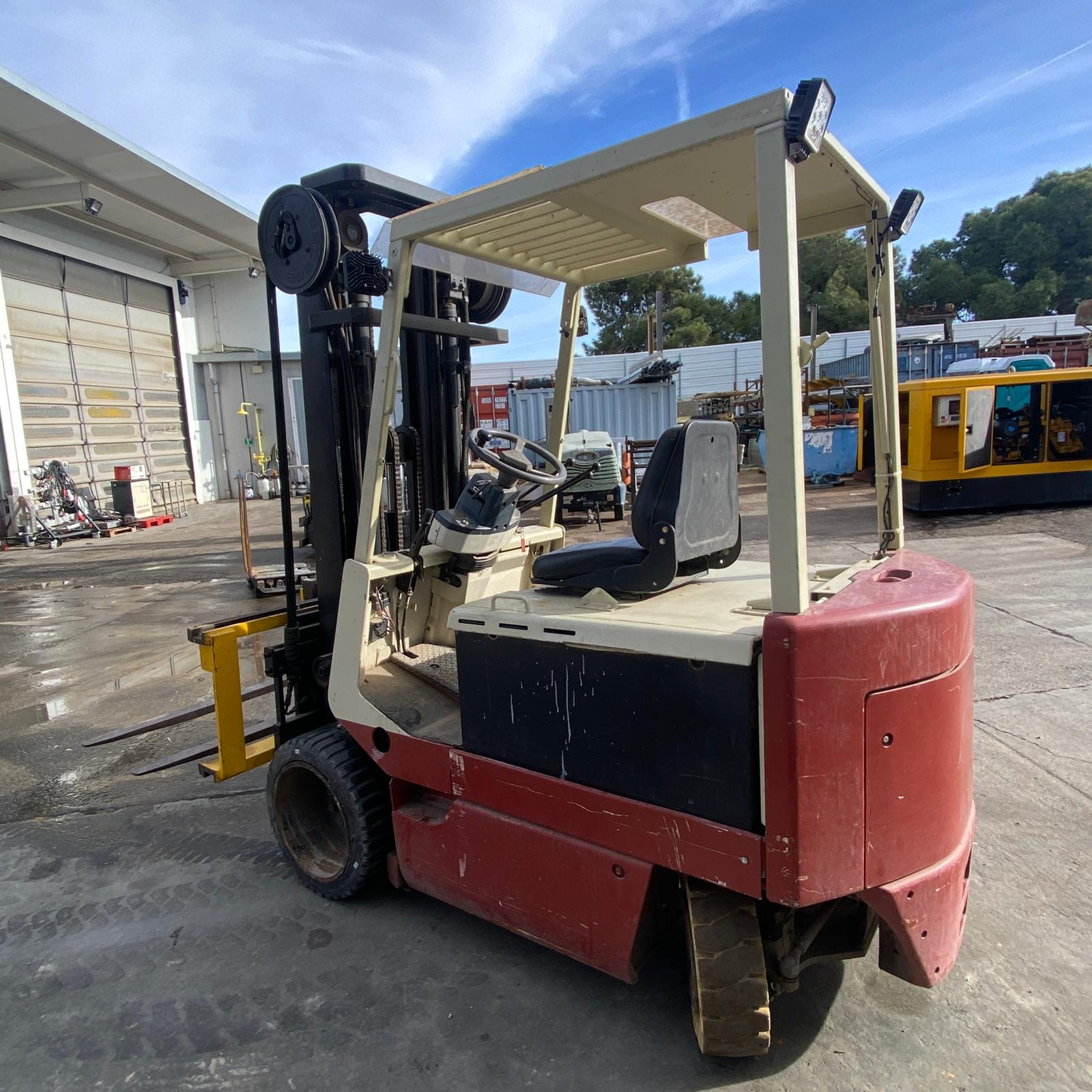Carretilla elevadora eléctrica Nissan U01L15CU2 – 1500 kg con desplazador de horquillas - Imagen 3