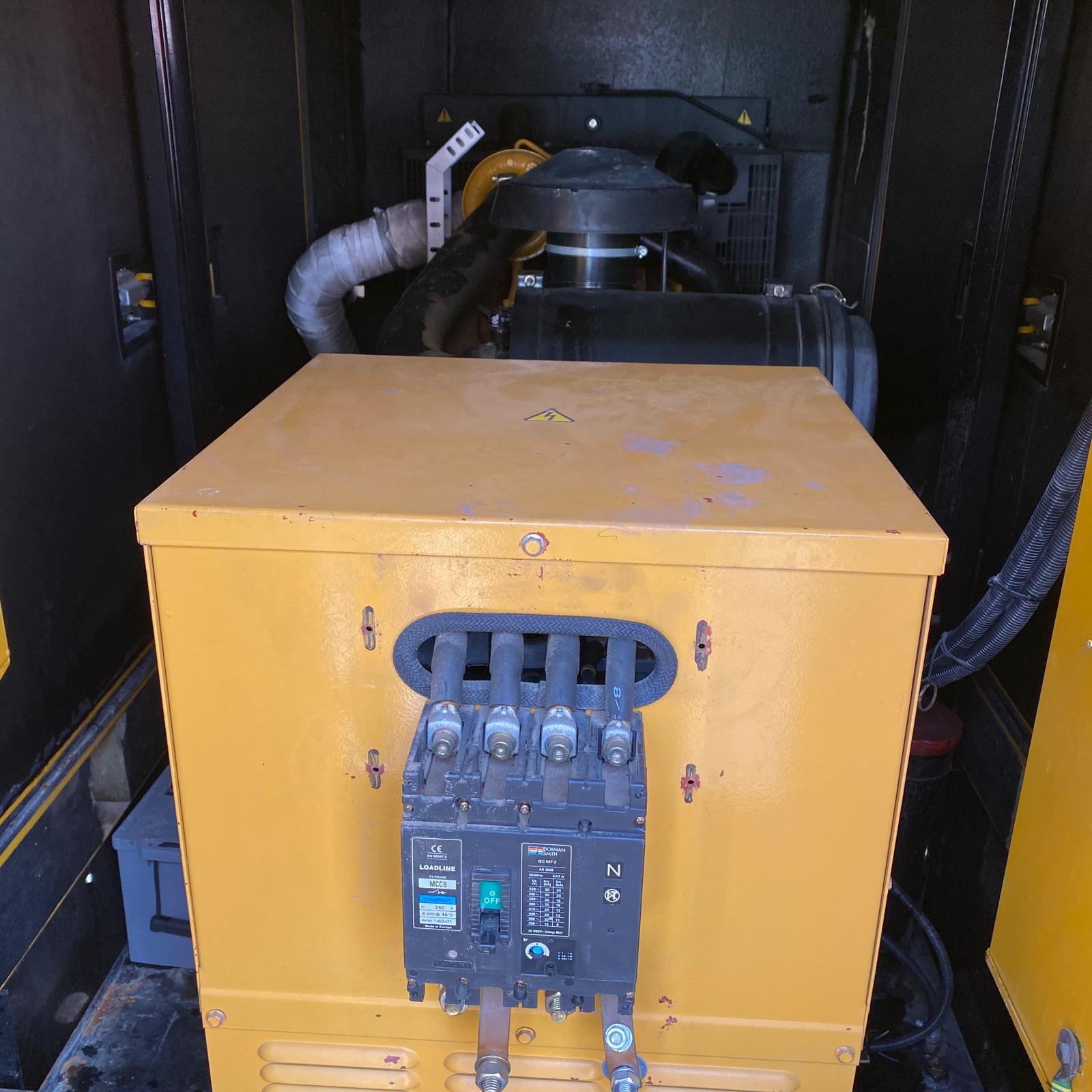 - Cuadro de control Bernini Be2K del grupo electrógeno Genesal 200 kVA. - Grupo electrógeno Genesal 200 kVA insonorizado probado y funcionando c