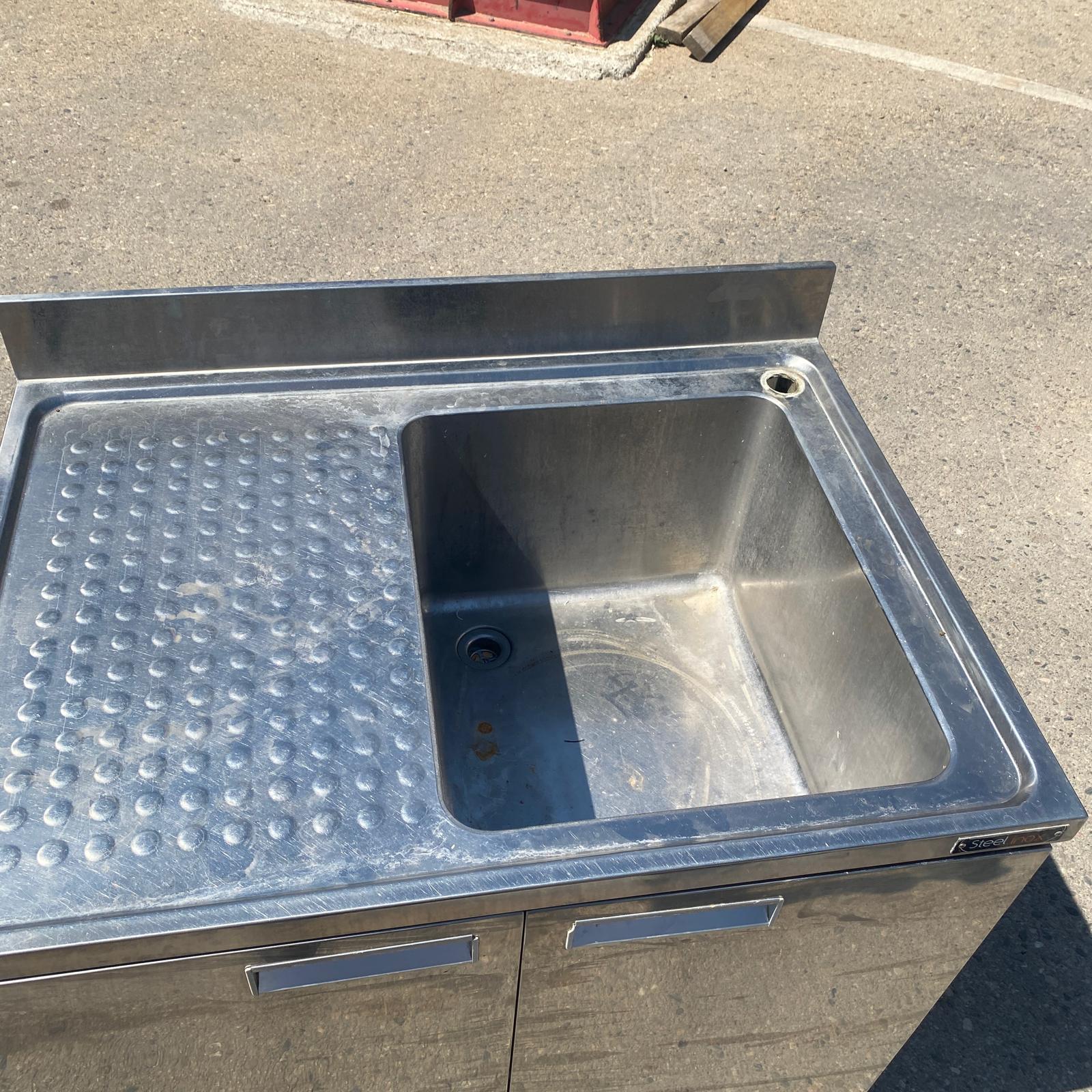 Fregadero industrial con armario Steelinox con cuba amplia y escurridor lateral en acero inoxidable.