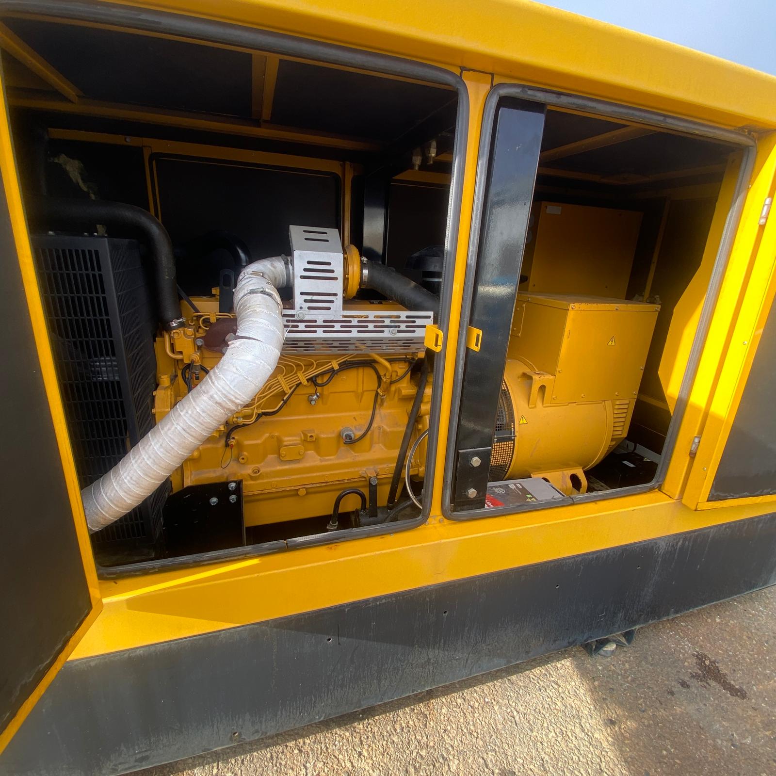 Detalle del motor John Deere PowerTech 6.8L instalado en grupo electrógeno Genesal.