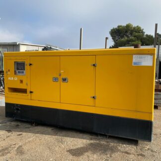 Grupo electrógeno Genesal 200 kVA insonorizado con carrocería amarilla y rejilla de ventilación.