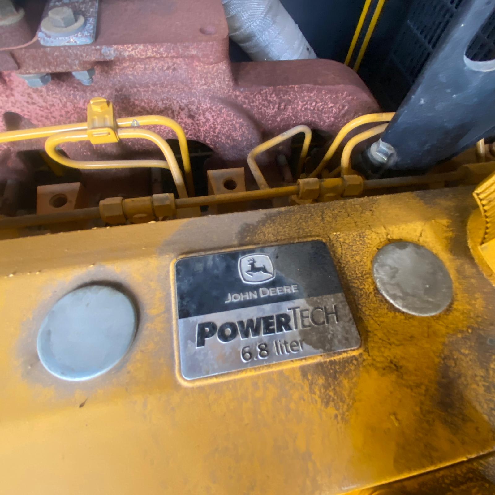 Motor John Deere PowerTech en grupo electrógeno Genesal 200 kVA con puertas abiertas.