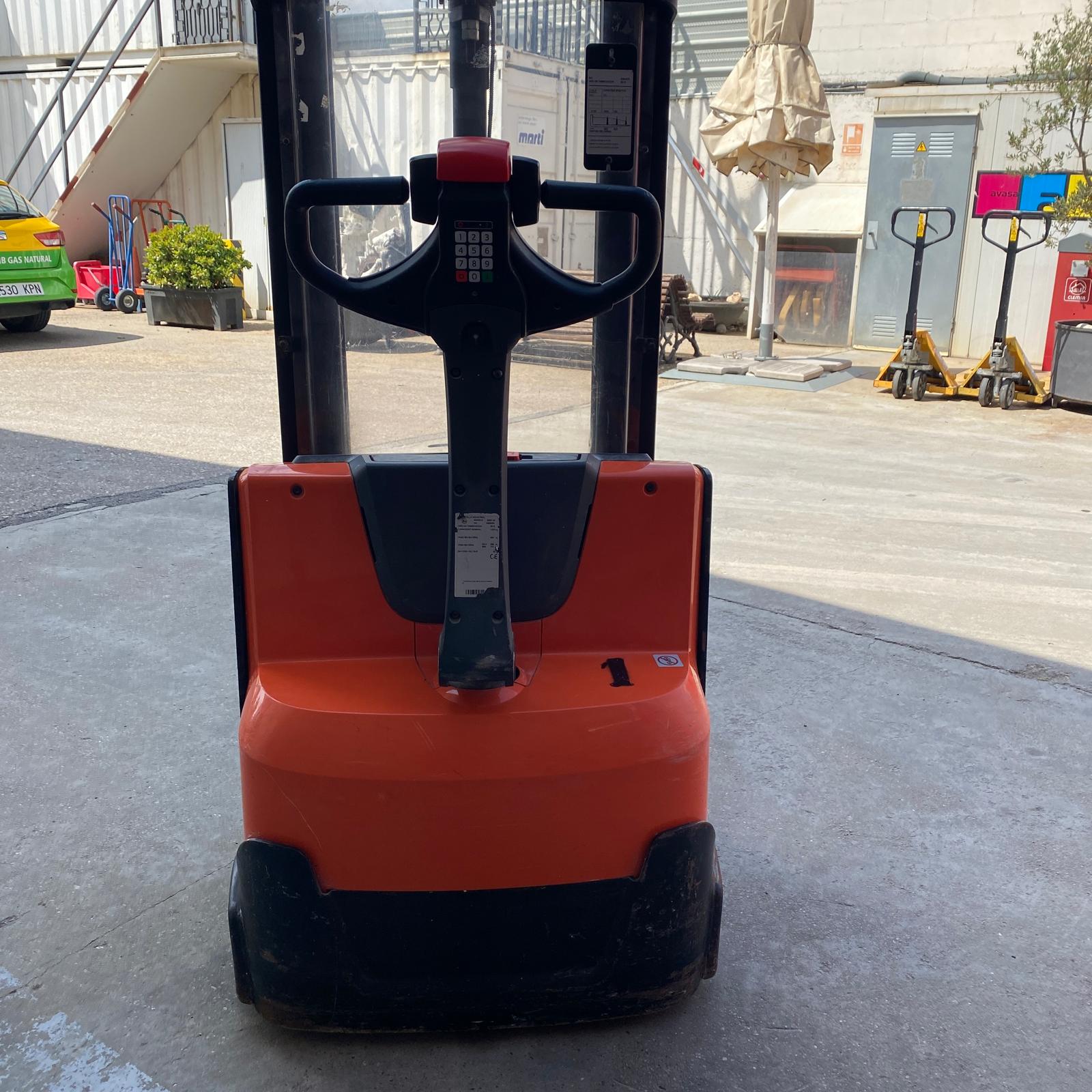 Mando de control del apilador eléctrico BT SWE120 con timón y botonera de manejo.