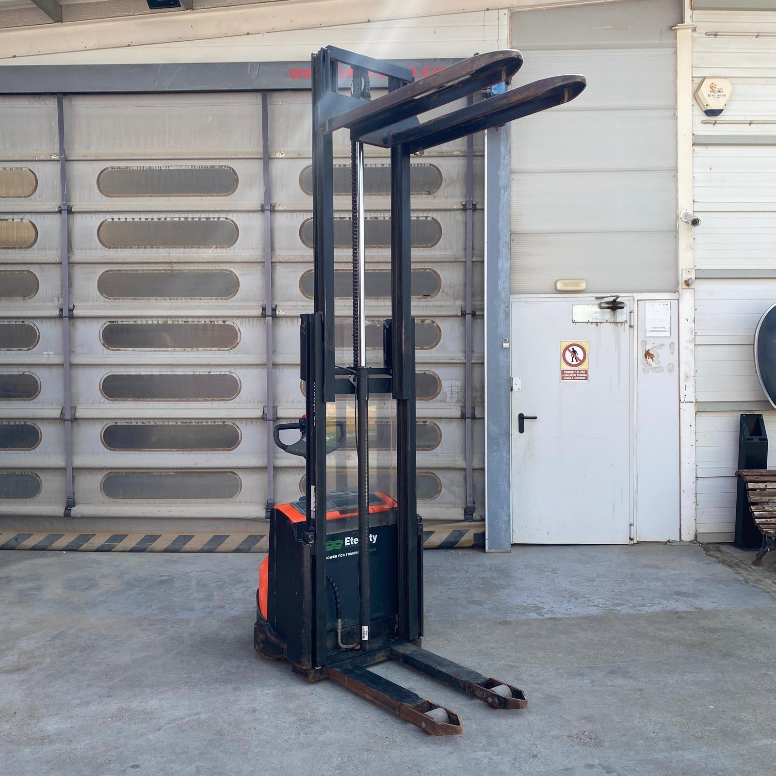 Apilador eléctrico BT SWE120 de segunda mano con capacidad de 1.200 kg y mástil de elevación.