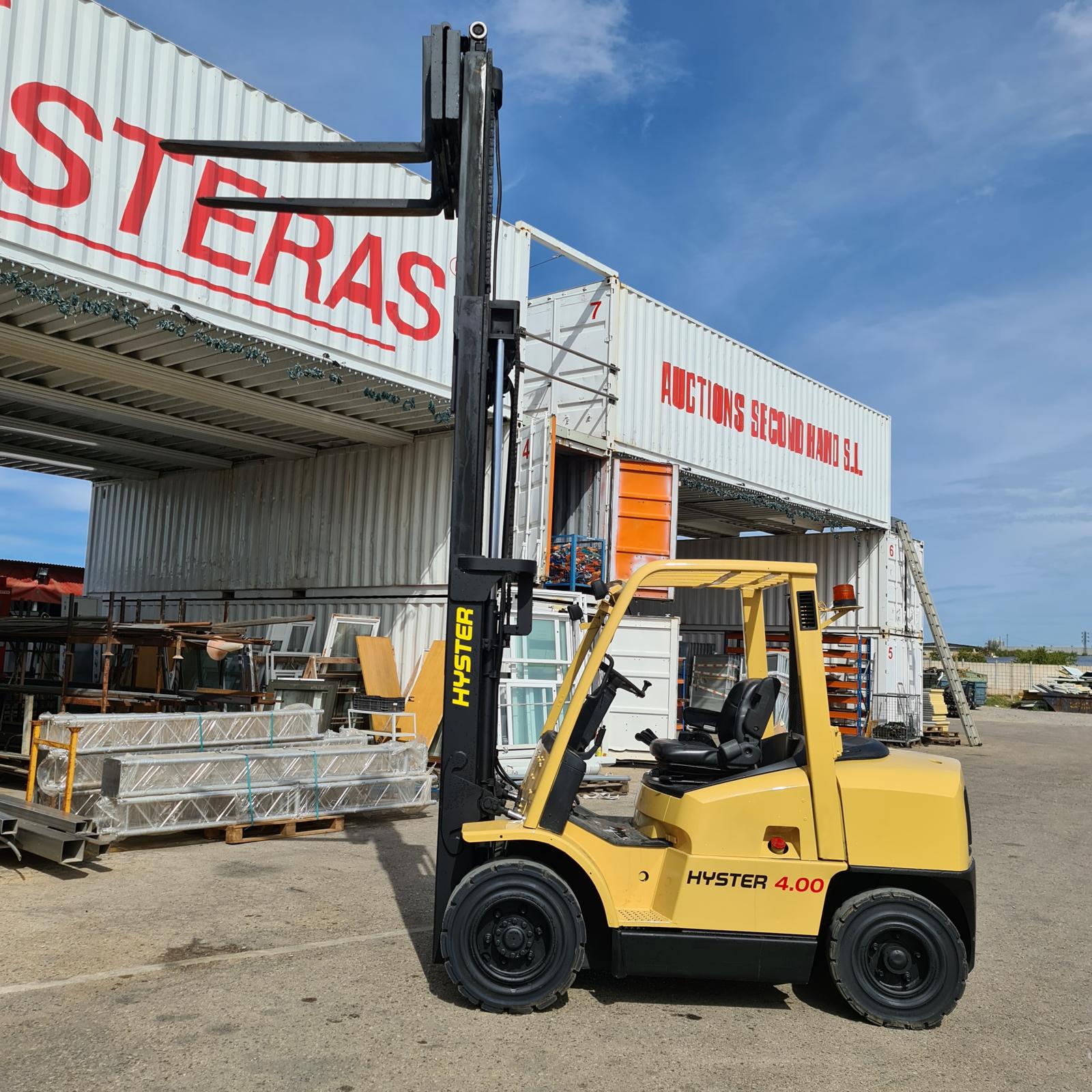 Carretilla industrial Hyster H4.00XM usada con mástil elevado en almacén exterior
