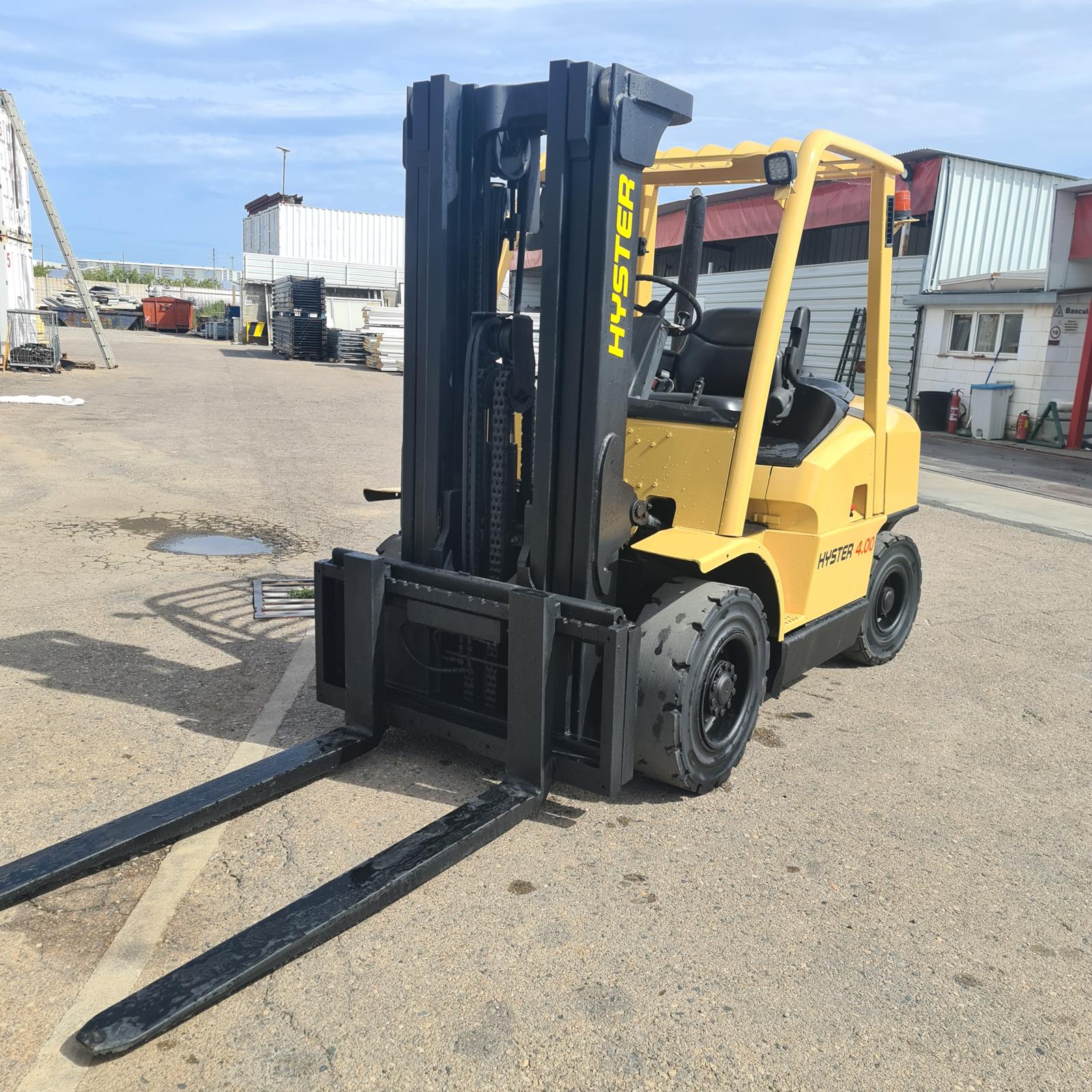 Carretilla elevadora Hyster H4.00XM vista frontal con horquillas largas para carga industrial