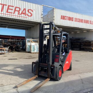 Vista lateral de carretilla elevadora Linde H30D diésel de 3.000 kg para uso industrial.
