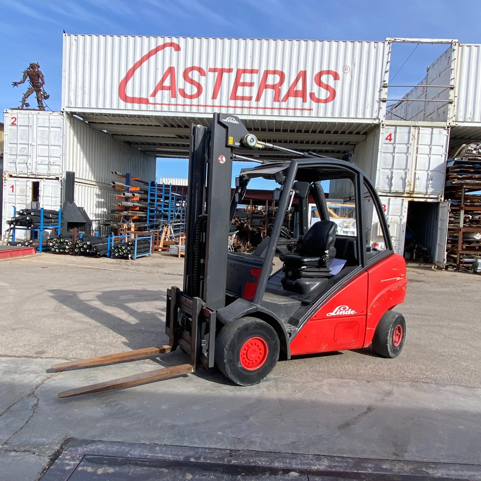 Carretilla elevadora Linde H30D de segunda mano con horquillas delanteras.