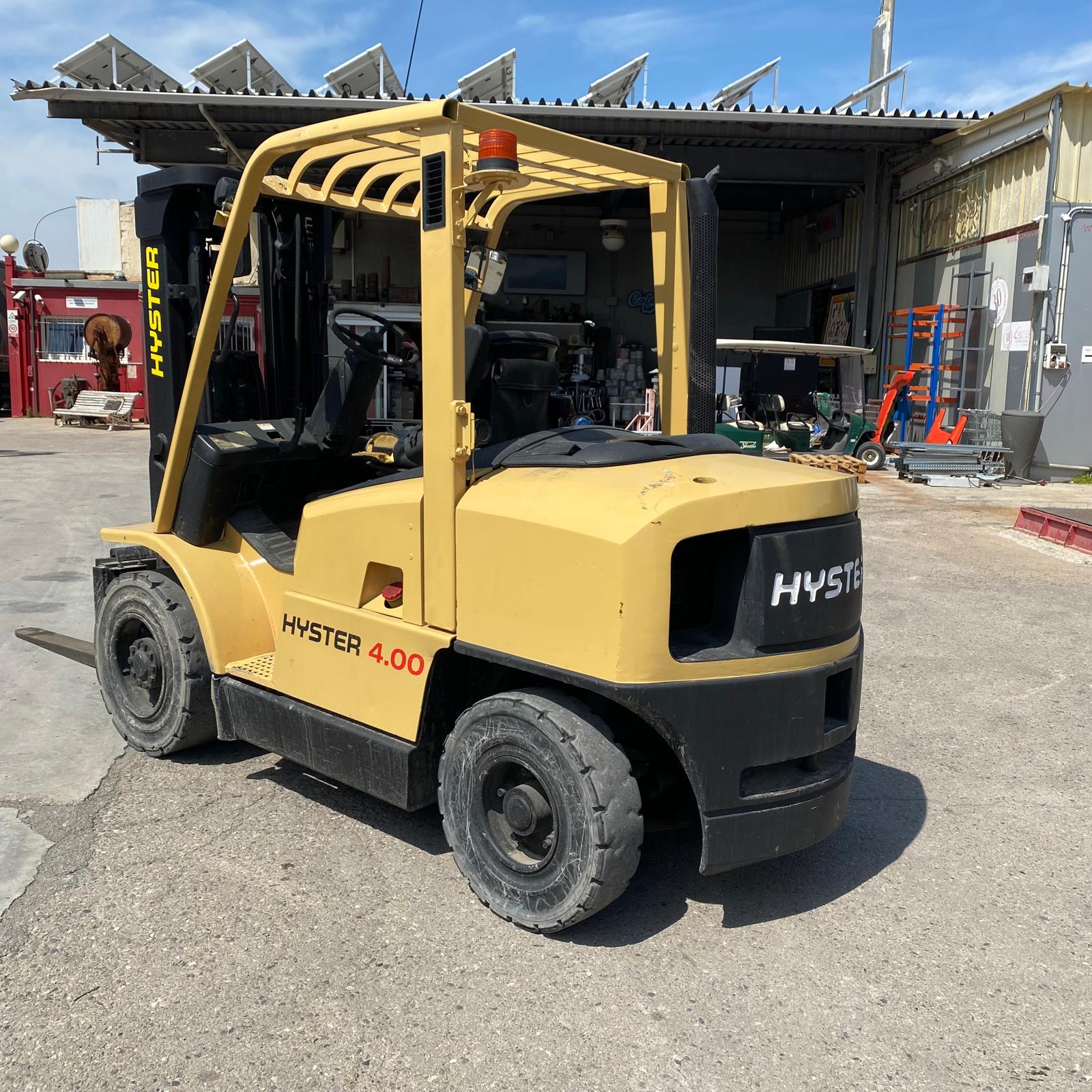 Vista trasera de carretilla elevadora Hyster H4.00XM amarilla para uso industrial