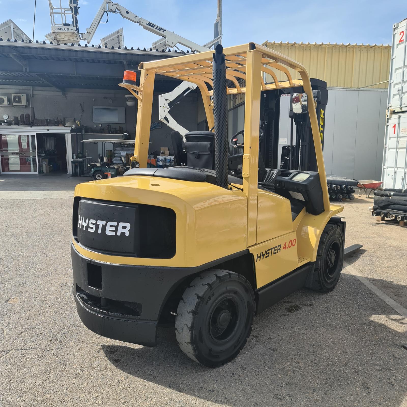 Detalle de carretilla Hyster H4.00XM amarilla con ruedas industriales y estructura de protección