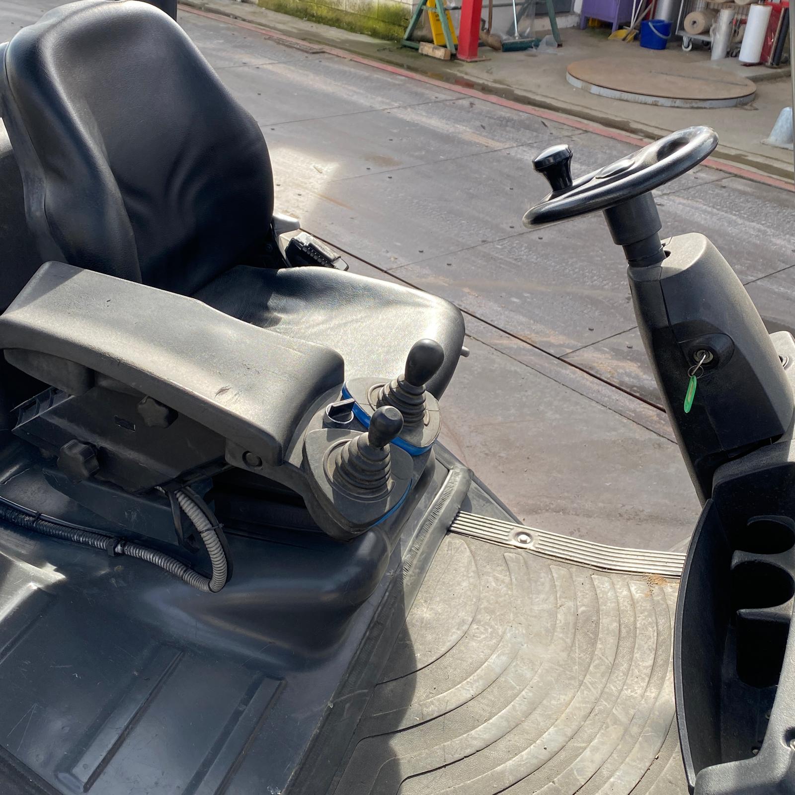 Interior de carretilla elevadora Linde H30D con asiento, volante y mandos hidráulicos.