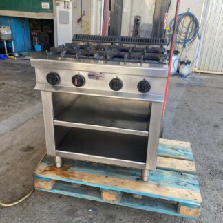 Frontal de cocina industrial Repagas con mandos independientes y estante inferior abierto.