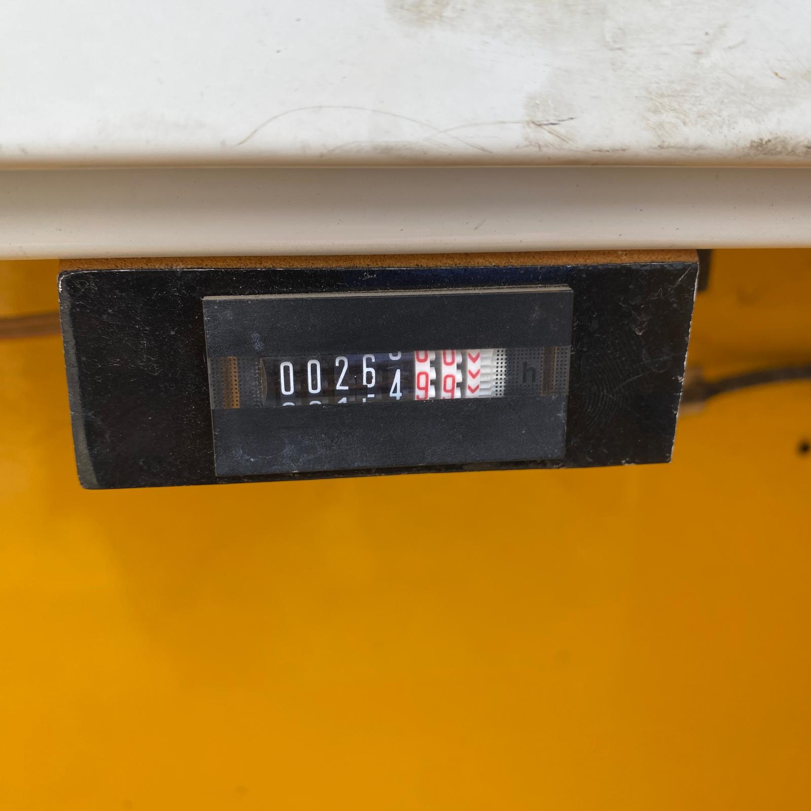 Contador de horas del grupo electrógeno Genesal 200 kVA usado.