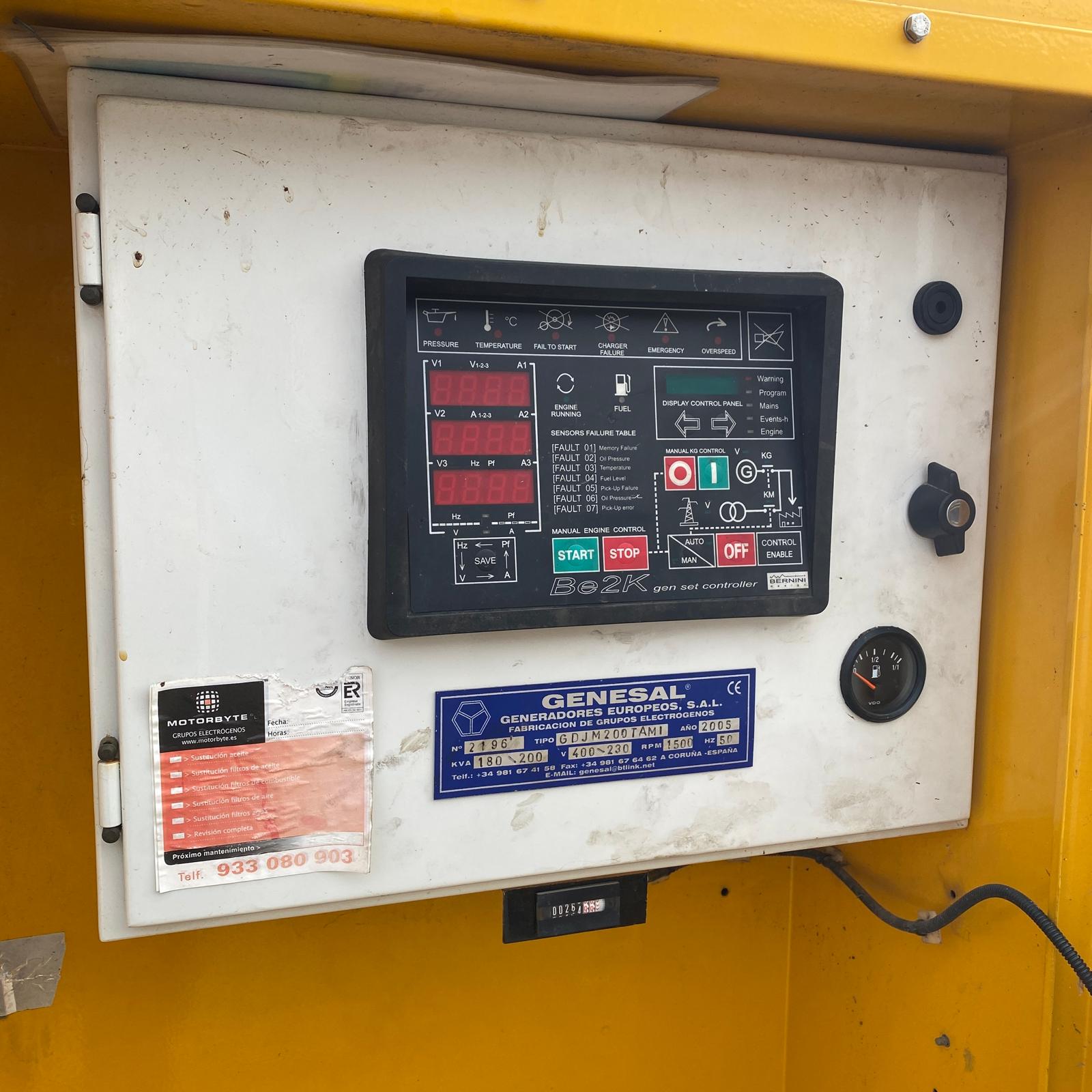 - Cuadro eléctrico del grupo electrógeno Genesal 200 kVA insonorizado. - Placa del alternador Mecc Alte ECO 38-1SN/4 del grupo electrógeno Genesal 20