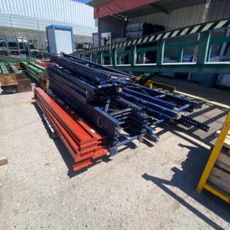 Lote de estantería Mecalux segunda mano para palets con mástiles y travesaños metálicos.
