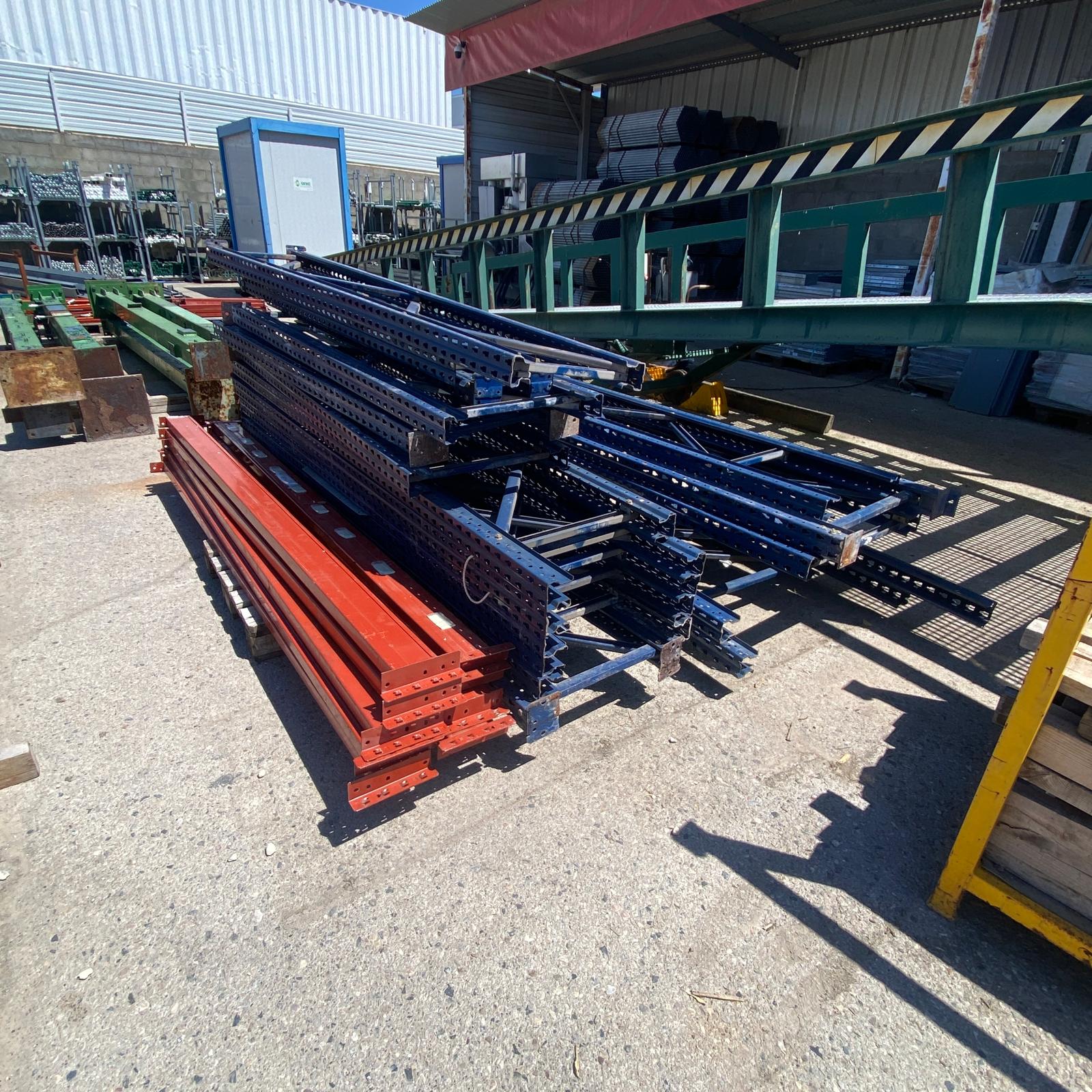 Lote de estantería Mecalux segunda mano para palets con mástiles y travesaños metálicos.