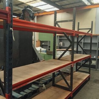 Estantería industrial segunda mano montada con estructura metálica y baldas de madera para almacén.