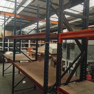 Estantería industrial segunda mano montada con estructura metálica y baldas de madera para almacén.