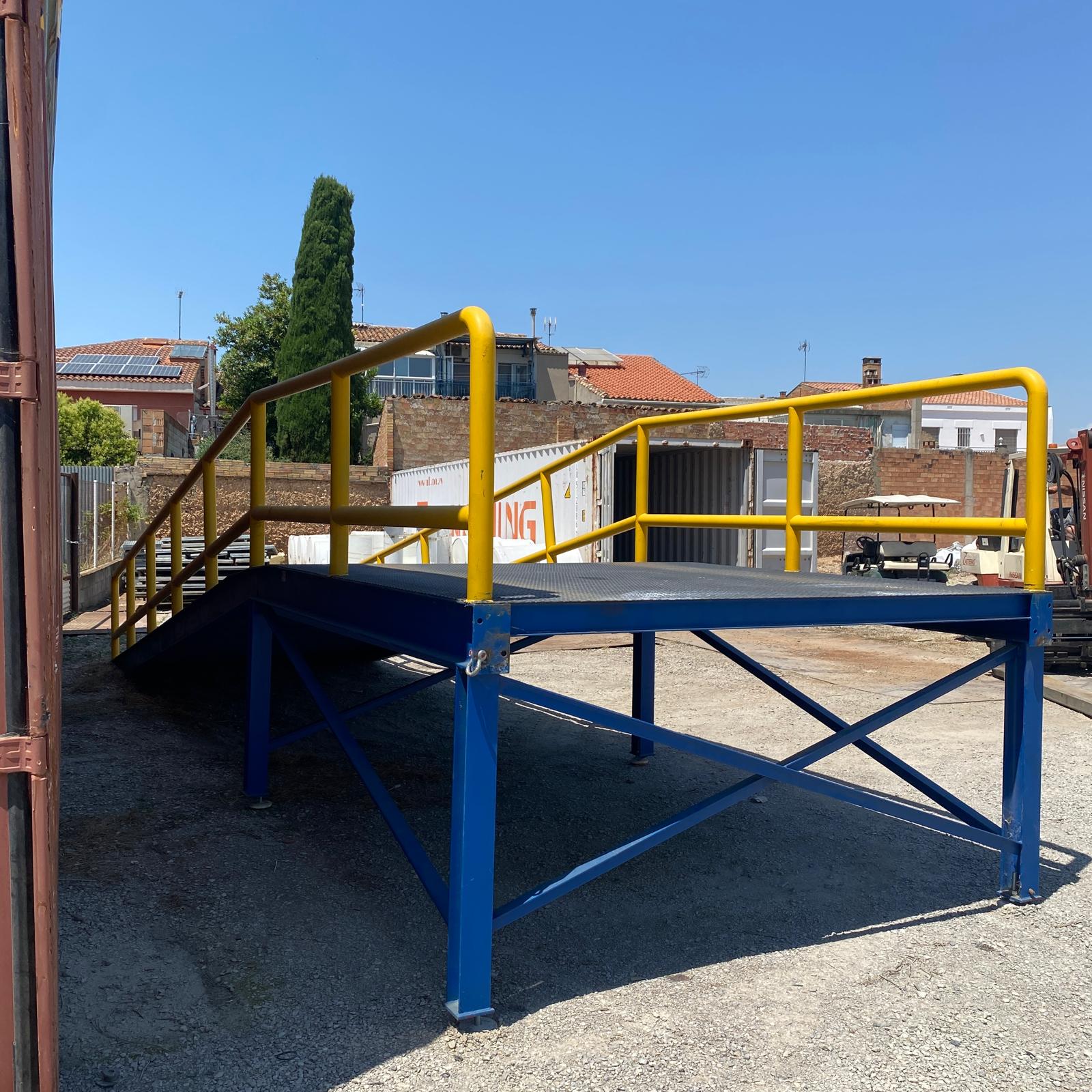 Estructura metálica reforzada de rampa industrial con plataforma elevada.