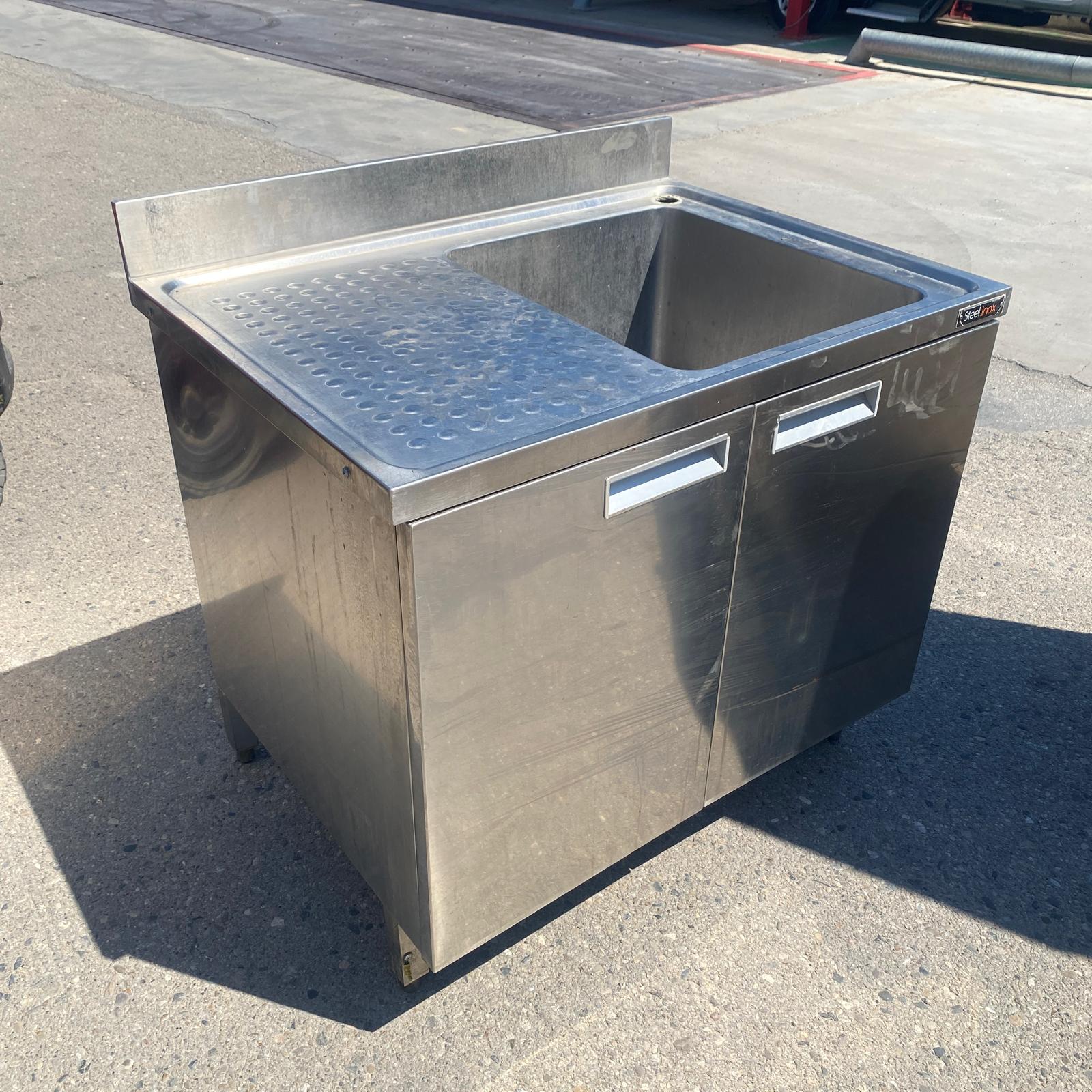 Fregadero industrial con armario Steelinox de acero inoxidable con medidas 95 x 70 x 85 cm.
