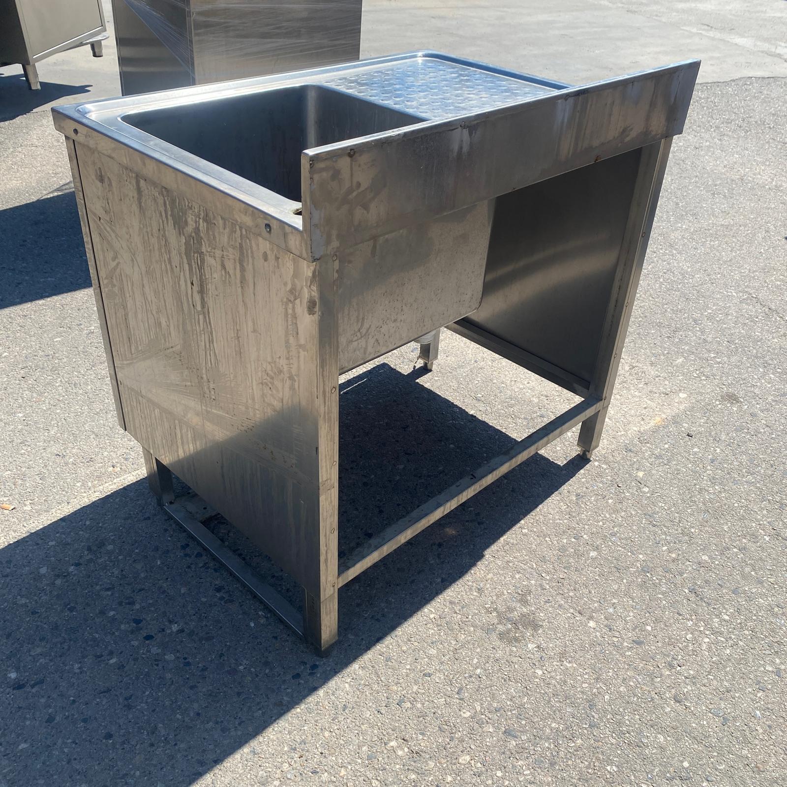 Fregadero industrial con armario Steelinox en acero inoxidable visto desde la parte trasera.