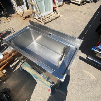 Fregadero industrial cuba grande Steelinox de acero inoxidable con peto trasero y escurridor lateral.