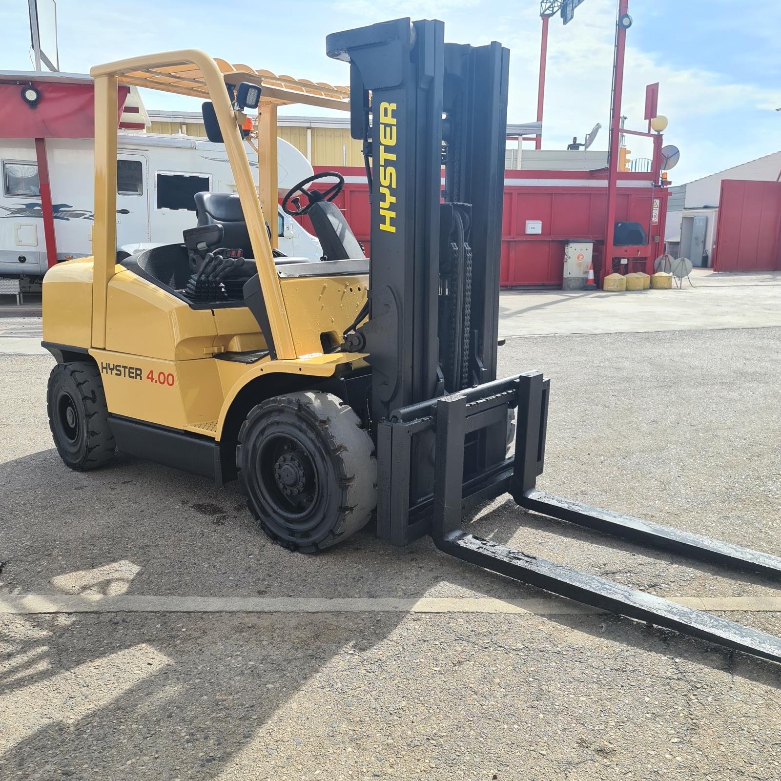 Carretilla Hyster H4.00XM de ocasión vista lateral con mástil y cabina abierta