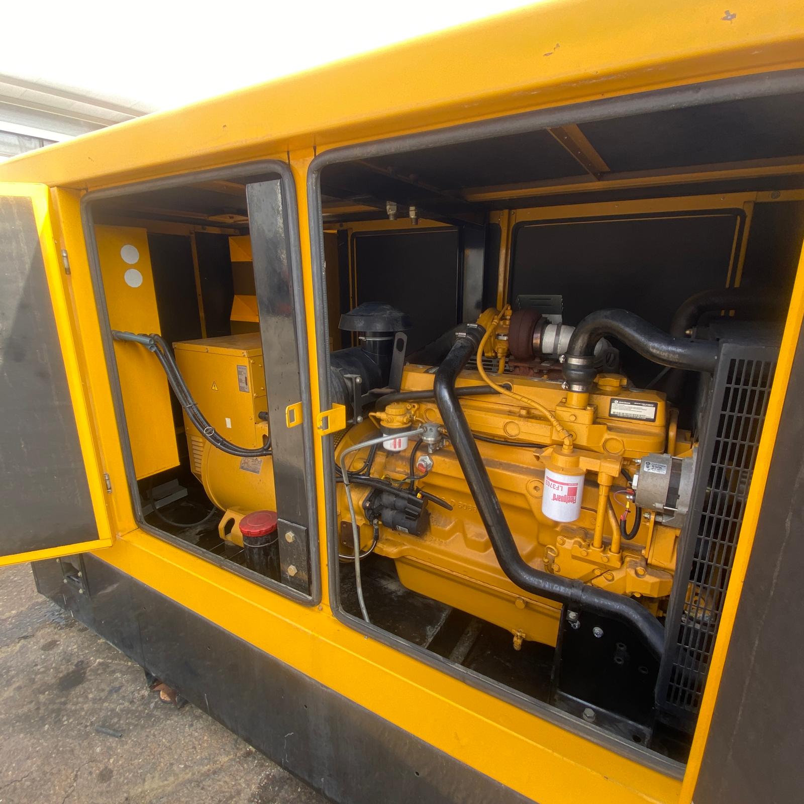 Interior del grupo electrógeno Genesal 200 kVA con motor John Deere PowerTech y alternador visible.