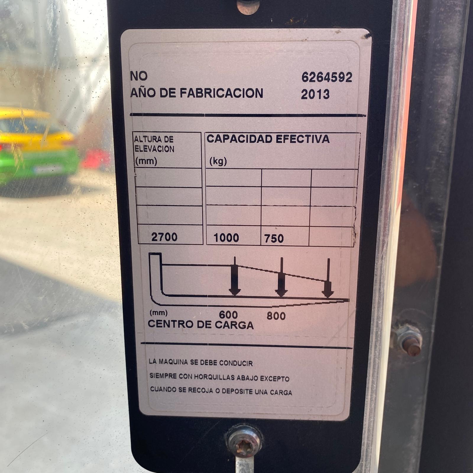 Placa de capacidad del apilador eléctrico BT SWE120 con elevación de 2.700 mm.