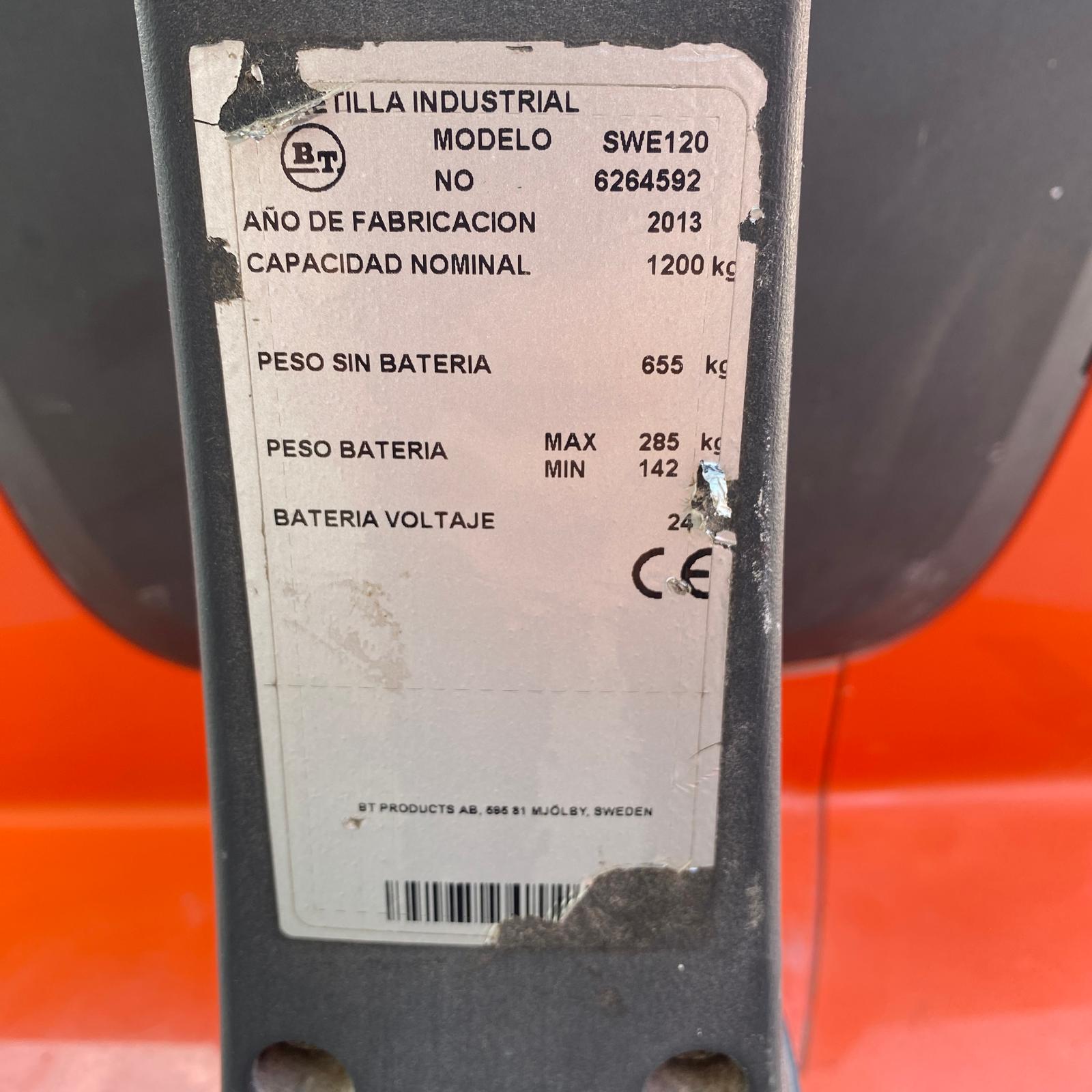 Placa técnica del apilador BT Staxio SWE120 con batería 24 V y capacidad nominal de 1.200 kg.