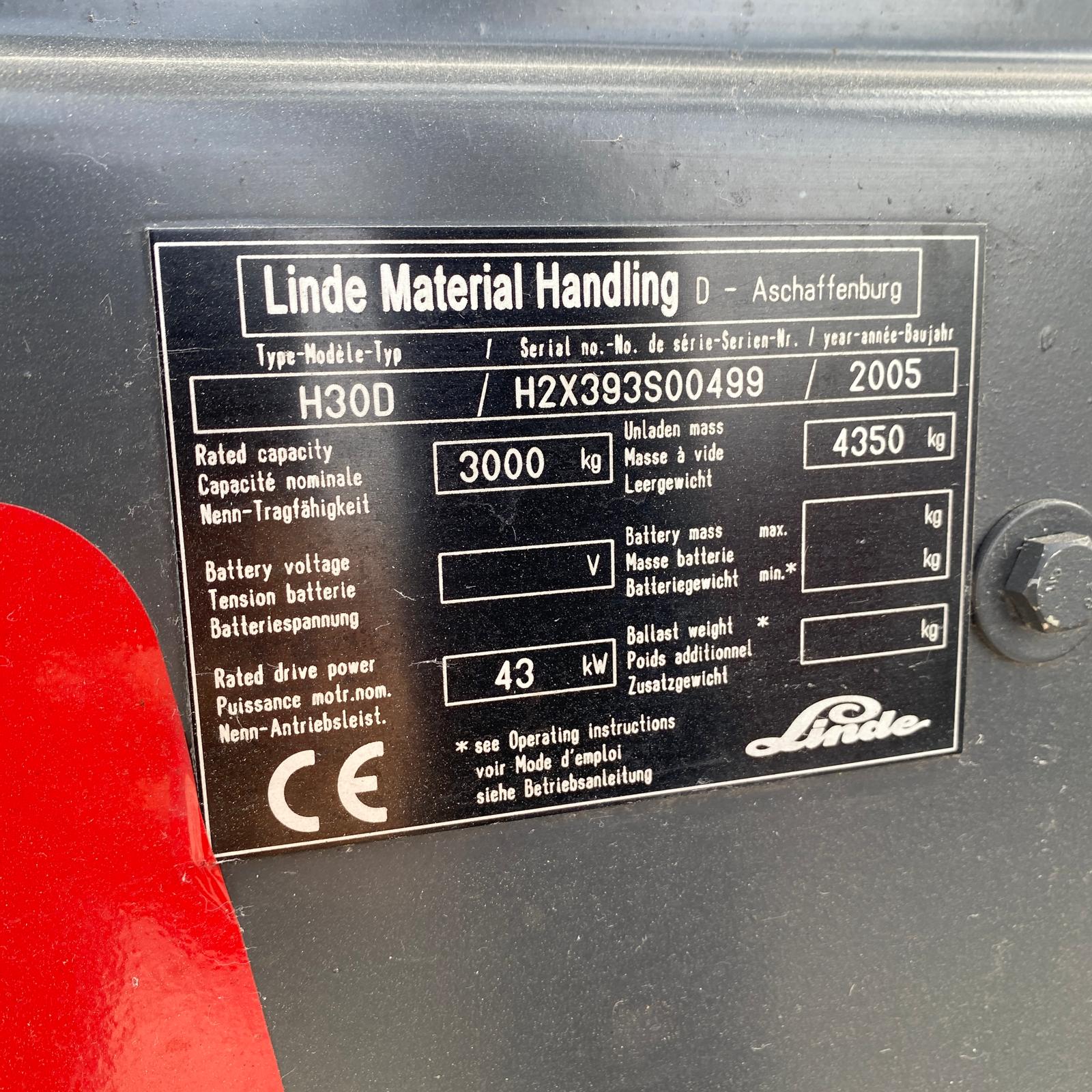 Placa técnica de carretilla elevadora Linde H30D con capacidad nominal de 3.000 kg.