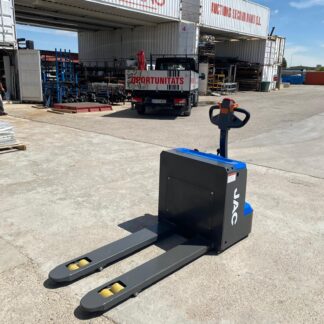 Vista general de transpaleta eléctrica JAC CBD20 de 2.000 kg para logística y almacenes.