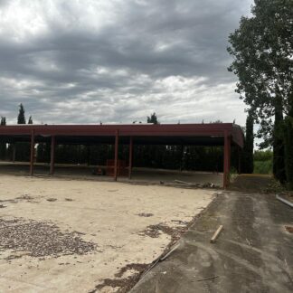 Vista general interior de carpa metálica industrial con cubierta de chapa