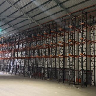 Estantería compacta Drive-in para palets europeos instalada en almacén industrial