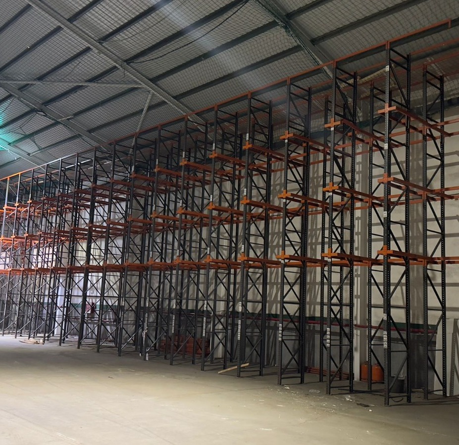 Estantería compacta Drive-in para palets europeos instalada en almacén industrial