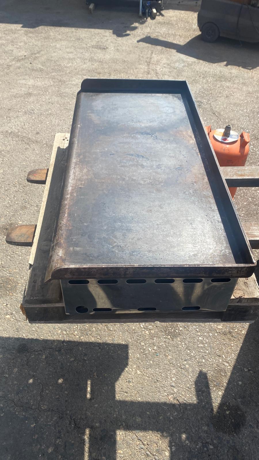 Plancha industrial a gas butano de sobremesa con superficie de 90x40 cm