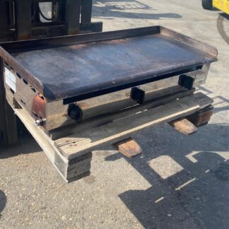 Plancha industrial a gas butano con mandos frontales para hostelería