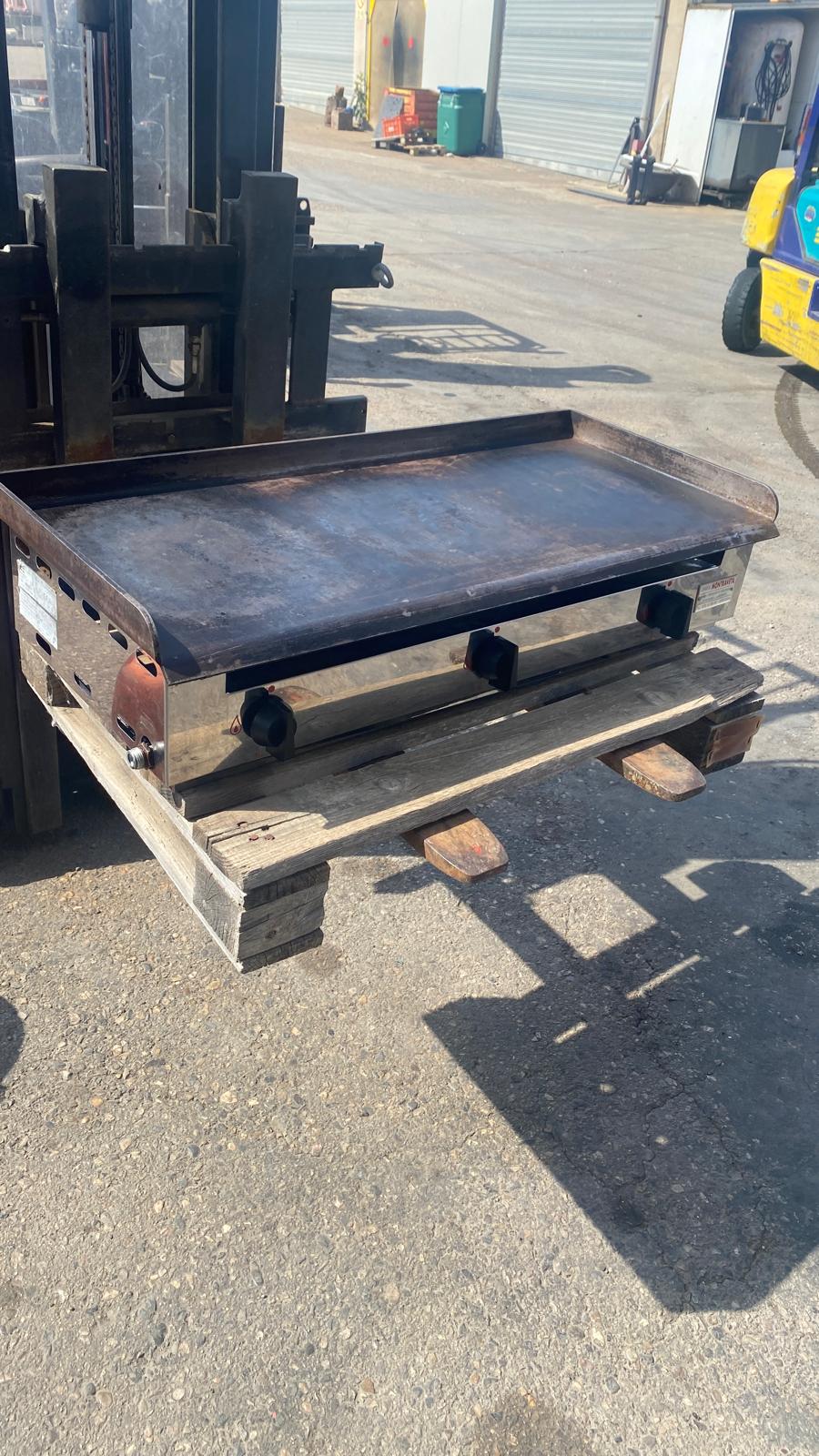 Plancha industrial a gas butano con mandos frontales para hostelería