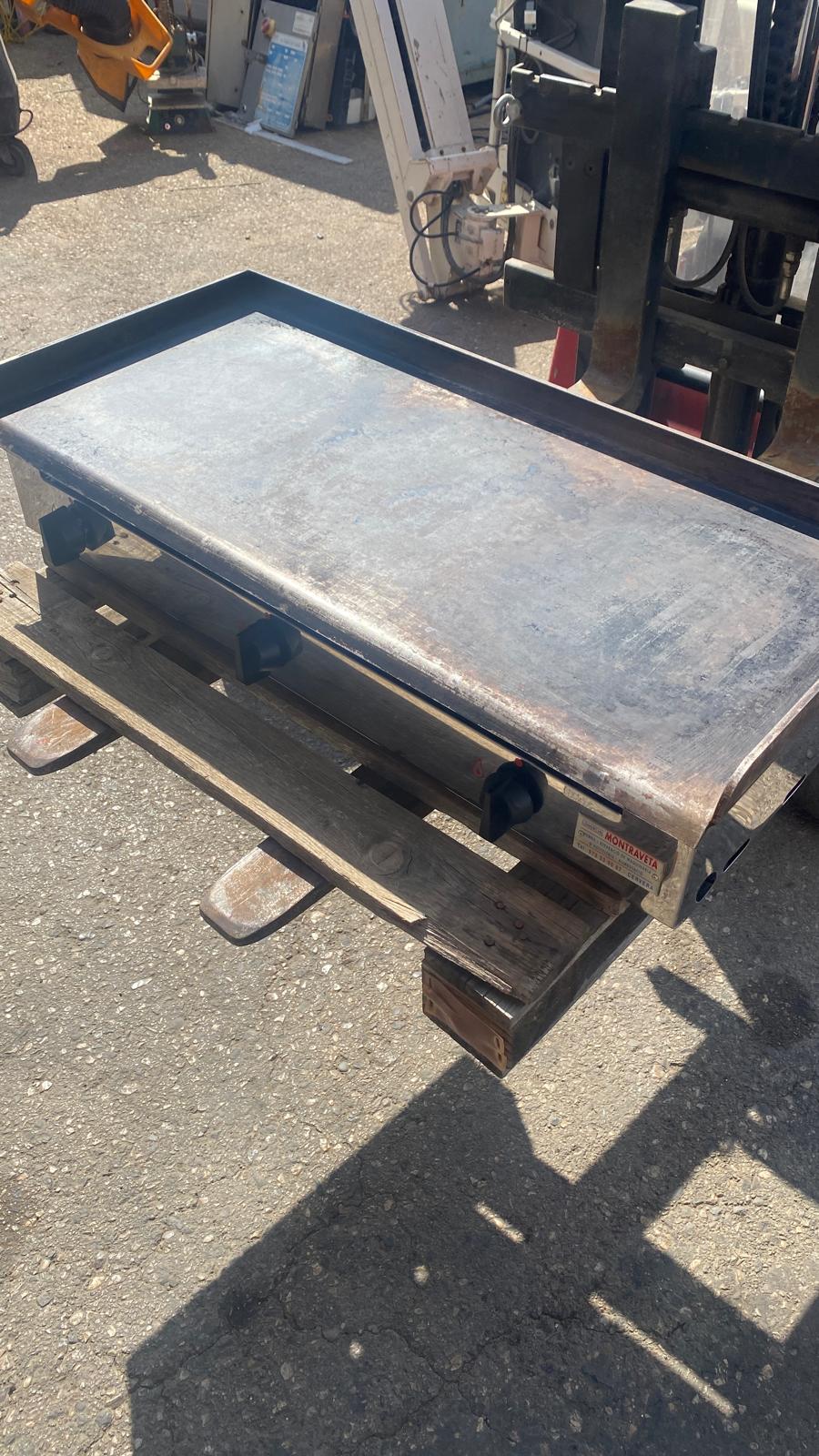 Plancha industrial a gas butano con estructura metálica para cocina profesional