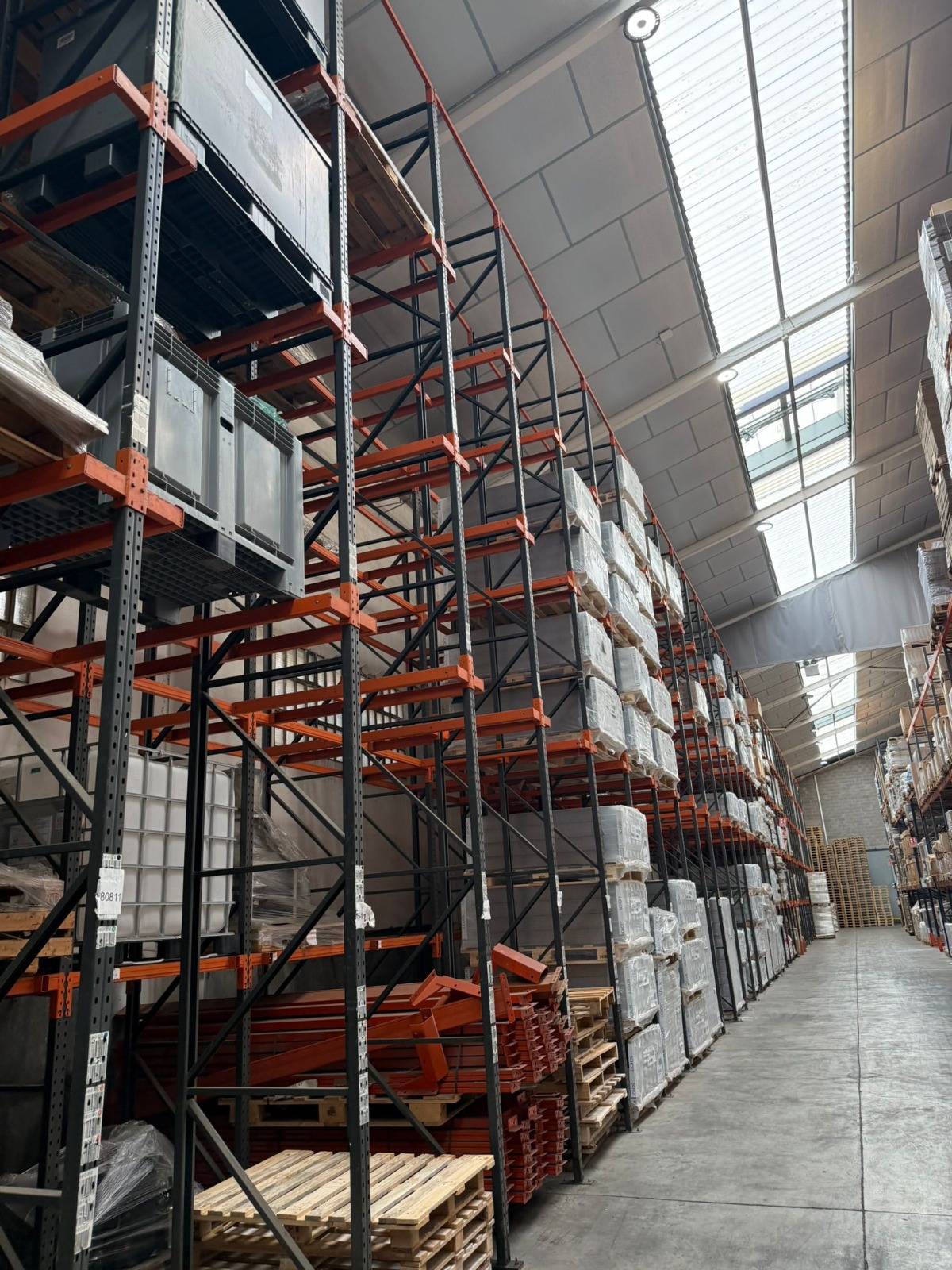 Rack compacto Drive-in para almacenamiento de palets en nave logística